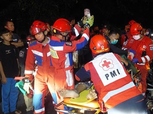 Mobil Pikap Tabrak Bus Terparkir di Jaktim, Sopir Sempat Terjepit