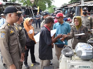 Satpol PP Surabaya Sosialisasi Penertiban ke PKL Pasar Loak Dupak