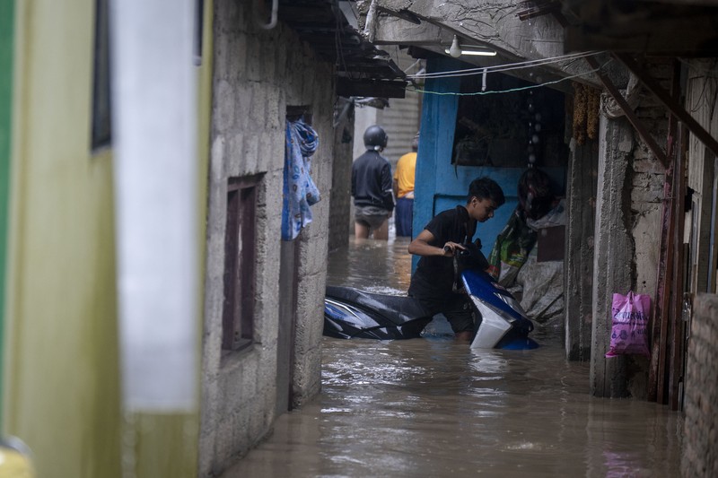 Masyarakat menyaksikan banjirnya sungai Bagmati di Kathmandu, Nepal, Sabtu, 6 Juli 2024. (AP Photo/Niranjan Shrestha)