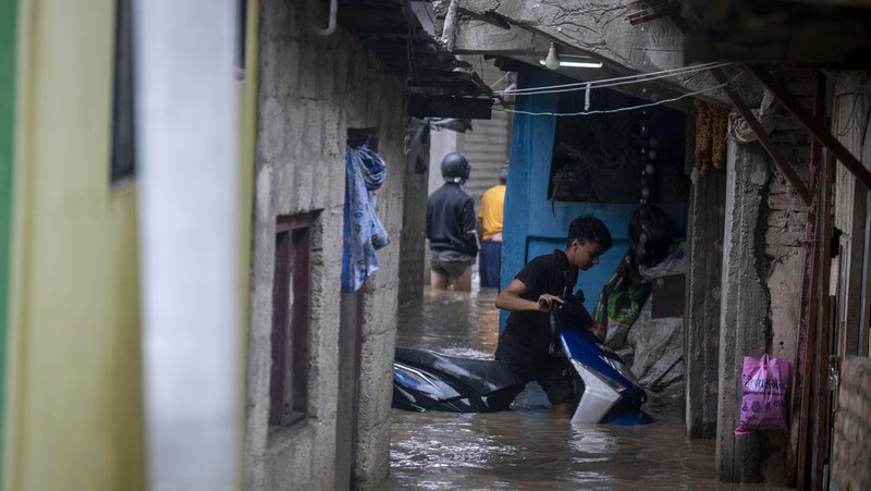 Masyarakat menyaksikan banjirnya sungai Bagmati di Kathmandu, Nepal, Sabtu, 6 Juli 2024. (AP Photo/Niranjan Shrestha)
