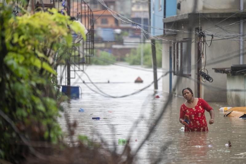 Masyarakat menyaksikan banjirnya sungai Bagmati di Kathmandu, Nepal, Sabtu, 6 Juli 2024. Masyarakat menyaksikan banjirnya sungai Bagmati di Kathmandu, Nepal, Sabtu, 6 Juli 2024. (AP Photo/Niranjan Shrestha)