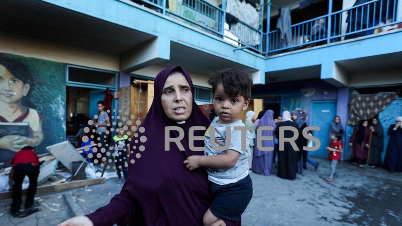 Darah terlihat pasca serangan udara Israel terhadap sekolah milik PBB yang menewaskan puluhan warga Palestina di kamp pengungsi Nusseirat di Jalur Gaza, Sabtu, 6 Juli 2024. (AP Photo/Saher Alghorra)