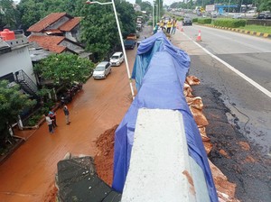 Warga Lihat Conblock Jatuh Timpa Mobil Sebelum Tebing Tol Bintaro Longsor