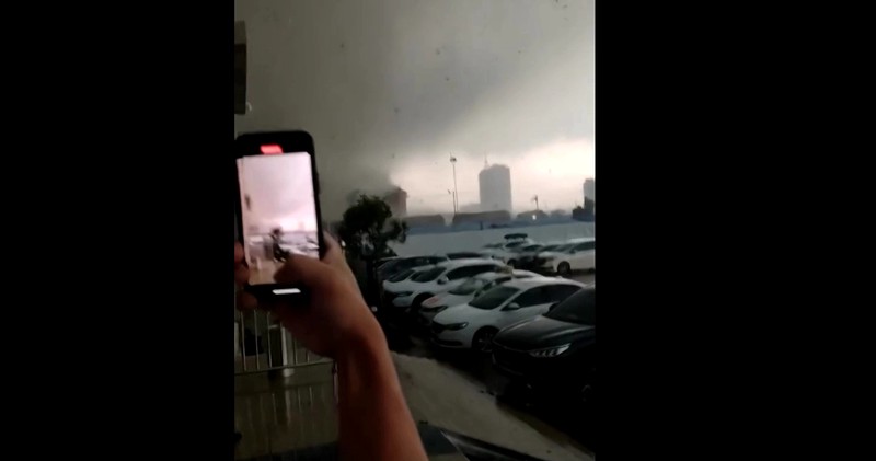 Tornado menghantam sebuah kota di China Timur. Akibat kejadian ini, 5 orang dilaporkan tewas. (Tangkapan Layar Video REUTERS/)