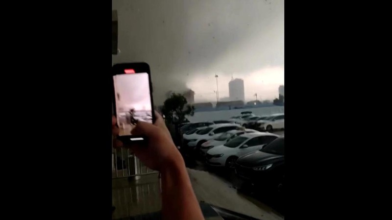Tornado menghantam sebuah kota di China Timur. Akibat kejadian ini, 5 orang dilaporkan tewas. (Tangkapan Layar Video REUTERS/)