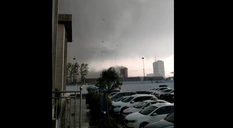 Tornado menghantam sebuah kota di China Timur. Akibat kejadian ini, 5 orang dilaporkan tewas. (Tangkapan Layar Video REUTERS/)
