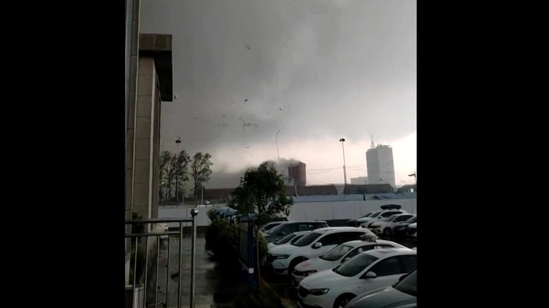 Tornado menghantam sebuah kota di China Timur. Akibat kejadian ini, 5 orang dilaporkan tewas. (Tangkapan Layar Video REUTERS/)