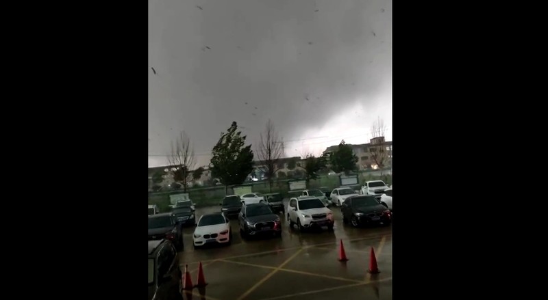 Tornado menghantam sebuah kota di China Timur. Akibat kejadian ini, 5 orang dilaporkan tewas. (Tangkapan Layar Video REUTERS/)
