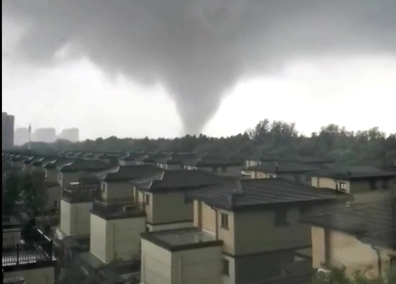 Tornado menghantam sebuah kota di China Timur. Akibat kejadian ini, 5 orang dilaporkan tewas. Tornado menghantam sebuah kota di China Timur. Akibat kejadian ini, 5 orang dilaporkan tewas. (Tangkapan Layar Video REUTERS/)