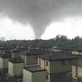 Tornado menghantam sebuah kota di China Timur. Akibat kejadian ini, 5 orang dilaporkan tewas. (Tangkapan Layar Video REUTERS/)