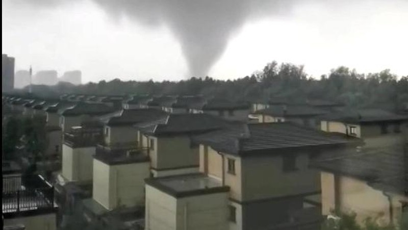 Tornado menghantam sebuah kota di China Timur. Akibat kejadian ini, 5 orang dilaporkan tewas. (Tangkapan Layar Video REUTERS/)