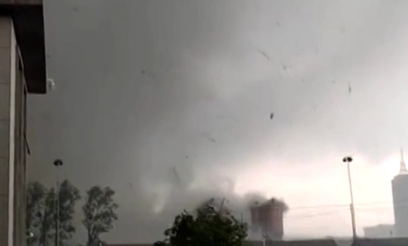 Tornado menghantam sebuah kota di China Timur. Akibat kejadian ini, 5 orang dilaporkan tewas. Tornado menghantam sebuah kota di China Timur. Akibat kejadian ini, 5 orang dilaporkan tewas. (Tangkapan Layar Video REUTERS/)