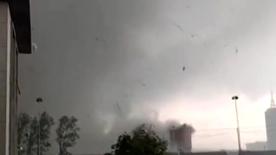 Tornado menghantam sebuah kota di China Timur. Akibat kejadian ini, 5 orang dilaporkan tewas. (Tangkapan Layar Video REUTERS/)