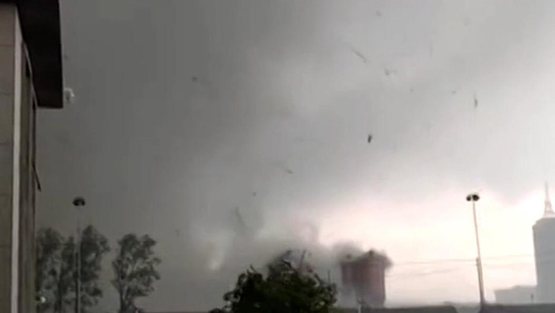 Tornado menghantam sebuah kota di China Timur. Akibat kejadian ini, 5 orang dilaporkan tewas. (Tangkapan Layar Video REUTERS/)