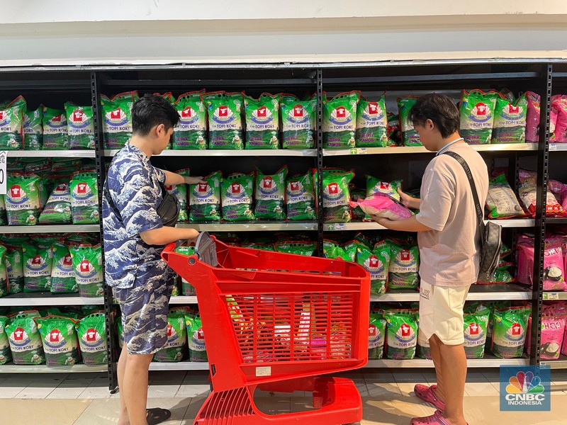 Transmart kembali menghadirkan promo besar-besaran “Transmart Fullday Sale” hingga 50 persen dengan tambahan diskon 20 persen di seluruh gerai di Indonesia sejak toko buka hingga pukul 22.00, Minggu (7/7/2024). Transmart kembali menghadirkan promo besar-besaran “Transmart Fullday Sale” hingga 50 persen dengan tambahan diskon 20 persen di seluruh gerai di Indonesia sejak toko buka hingga pukul 22.00, Minggu (7/7/2024). (CNBC Indonesia/Rindi Salsabila)