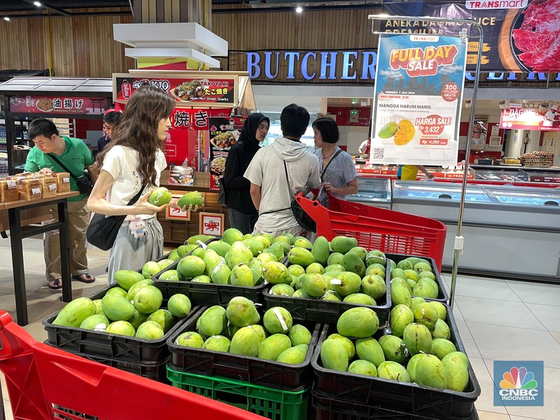 Transmart kembali menghadirkan promo besar-besaran “Transmart Fullday Sale” hingga 50 persen dengan tambahan diskon 20 persen di seluruh gerai di Indonesia sejak toko buka hingga pukul 22.00, Minggu (7/7/2024). Transmart kembali menghadirkan promo besar-besaran “Transmart Fullday Sale” hingga 50 persen dengan tambahan diskon 20 persen di seluruh gerai di Indonesia sejak toko buka hingga pukul 22.00, Minggu (7/7/2024). (CNBC Indonesia/Rindi Salsabila)