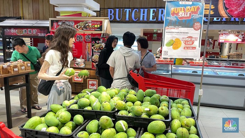 Transmart kembali menghadirkan promo besar-besaran “Transmart Fullday Sale” hingga 50 persen dengan tambahan diskon 20 persen di seluruh gerai di Indonesia sejak toko buka hingga pukul 22.00, Minggu (7/7/2024). (CNBC Indonesia/Rindi Salsabila)