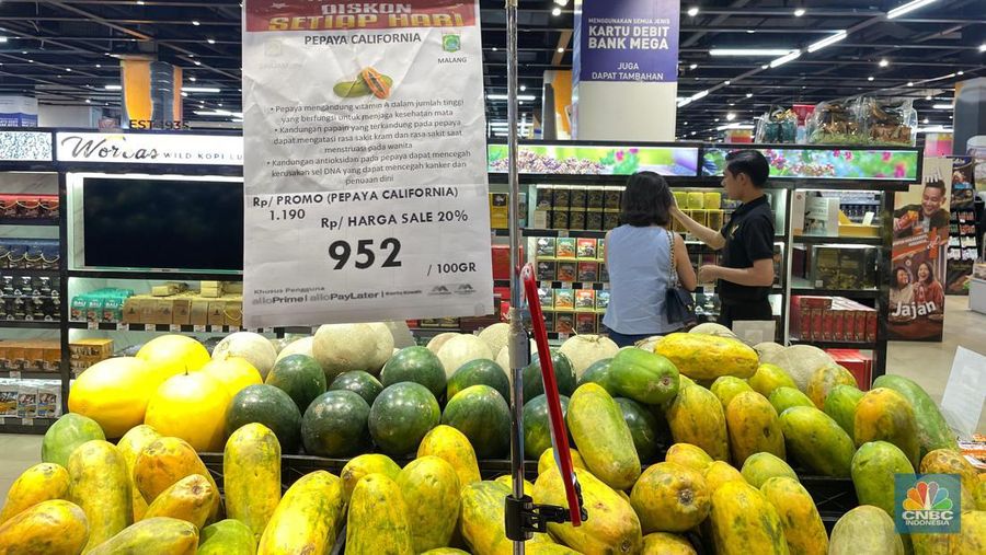 Transmart kembali menghadirkan promo besar-besaran “Transmart Fullday Sale” hingga 50 persen dengan tambahan diskon 20 persen di seluruh gerai di Indonesia sejak toko buka hingga pukul 22.00, Minggu (7/7/2024). (CNBC Indonesia/Rindi Salsabila)