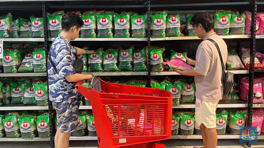 Transmart kembali menghadirkan promo besar-besaran “Transmart Fullday Sale” hingga 50 persen dengan tambahan diskon 20 persen di seluruh gerai di Indonesia sejak toko buka hingga pukul 22.00, Minggu (7/7/2024). (CNBC Indonesia/Rindi Salsabila)