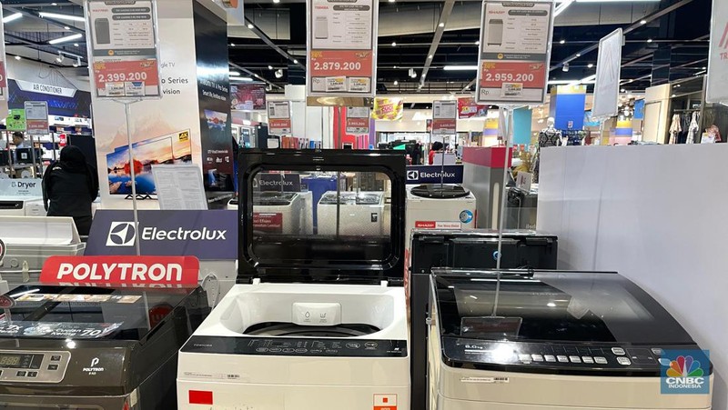 Transmart kembali menghadirkan promo besar-besaran “Transmart Fullday Sale” hingga 50 persen dengan tambahan diskon 20 persen di seluruh gerai di Indonesia sejak toko buka hingga pukul 22.00, Minggu (7/7/2024). (CNBC Indonesia/Rindi Salsabila)