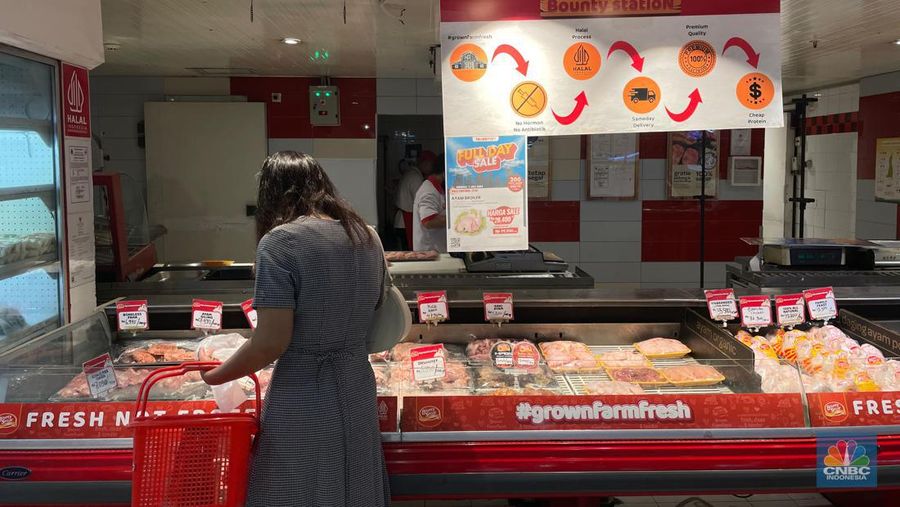 Transmart kembali menghadirkan promo besar-besaran “Transmart Fullday Sale” hingga 50 persen dengan tambahan diskon 20 persen di seluruh gerai di Indonesia sejak toko buka hingga pukul 22.00, Minggu (7/7/2024). (CNBC Indonesia/Rindi Salsabila)