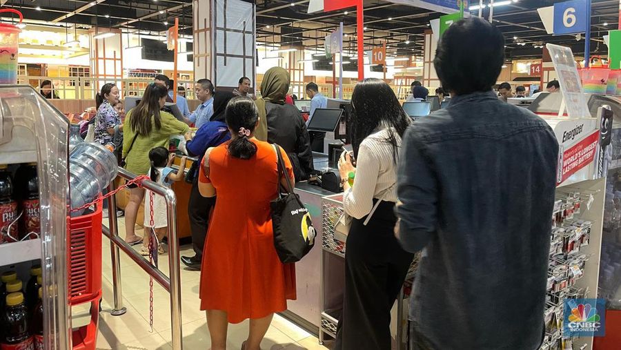 Transmart kembali menghadirkan promo besar-besaran “Transmart Fullday Sale” hingga 50 persen dengan tambahan diskon 20 persen di seluruh gerai di Indonesia sejak toko buka hingga pukul 22.00, Minggu (7/7/2024). (CNBC Indonesia/Rindi Salsabila)