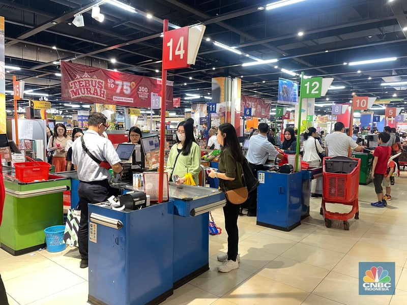 Transmart kembali menghadirkan promo besar-besaran “Transmart Fullday Sale” hingga 50 persen dengan tambahan diskon 20 persen di seluruh gerai di Indonesia sejak toko buka hingga pukul 22.00, Minggu (7/7/2024). (CNBC Indonesia/Rindi Salsabila)