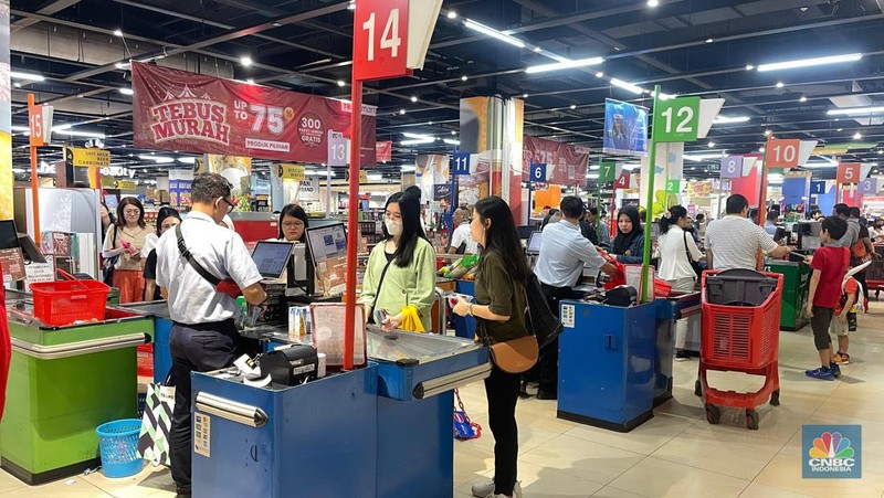 Transmart kembali menghadirkan promo besar-besaran “Transmart Fullday Sale” hingga 50 persen dengan tambahan diskon 20 persen di seluruh gerai di Indonesia sejak toko buka hingga pukul 22.00, Minggu (7/7/2024). (CNBC Indonesia/Rindi Salsabila)