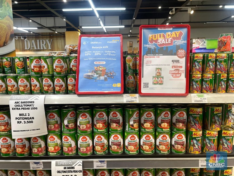 Transmart kembali menghadirkan promo besar-besaran “Transmart Fullday Sale” hingga 50 persen dengan tambahan diskon 20 persen di seluruh gerai di Indonesia sejak toko buka hingga pukul 22.00, Minggu (7/7/2024). (CNBC Indonesia/Rindi Salsabila)