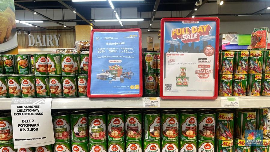 Transmart kembali menghadirkan promo besar-besaran “Transmart Fullday Sale” hingga 50 persen dengan tambahan diskon 20 persen di seluruh gerai di Indonesia sejak toko buka hingga pukul 22.00, Minggu (7/7/2024). (CNBC Indonesia/Rindi Salsabila)
