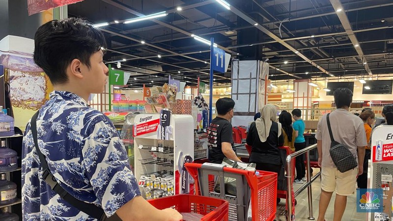 Transmart kembali menghadirkan promo besar-besaran “Transmart Fullday Sale” hingga 50 persen dengan tambahan diskon 20 persen di seluruh gerai di Indonesia sejak toko buka hingga pukul 22.00, Minggu (7/7/2024). (CNBC Indonesia/Rindi Salsabila)