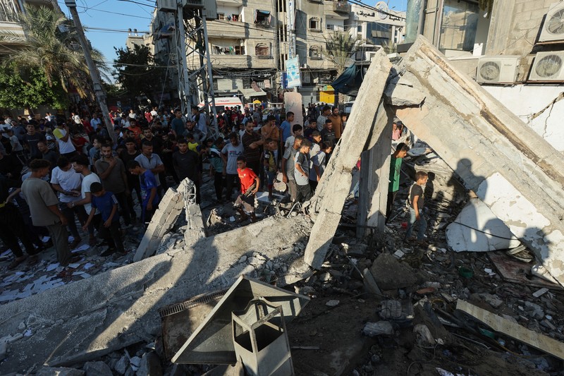 Darah terlihat pasca serangan udara Israel terhadap sekolah milik PBB yang menewaskan puluhan warga Palestina di kamp pengungsi Nusseirat di Jalur Gaza, Sabtu, 6 Juli 2024. (AP Photo/Saher Alghorra)