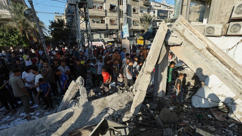 Darah terlihat pasca serangan udara Israel terhadap sekolah milik PBB yang menewaskan puluhan warga Palestina di kamp pengungsi Nusseirat di Jalur Gaza, Sabtu, 6 Juli 2024. (AP Photo/Saher Alghorra)