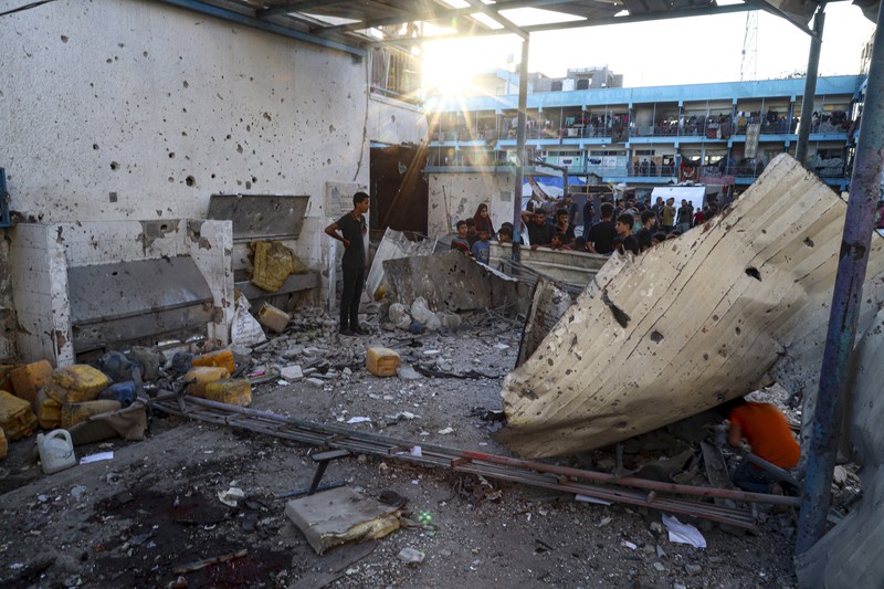 Darah terlihat pasca serangan udara Israel terhadap sekolah milik PBB yang menewaskan puluhan warga Palestina di kamp pengungsi Nusseirat di Jalur Gaza, Sabtu, 6 Juli 2024. (AP Photo/Saher Alghorra)