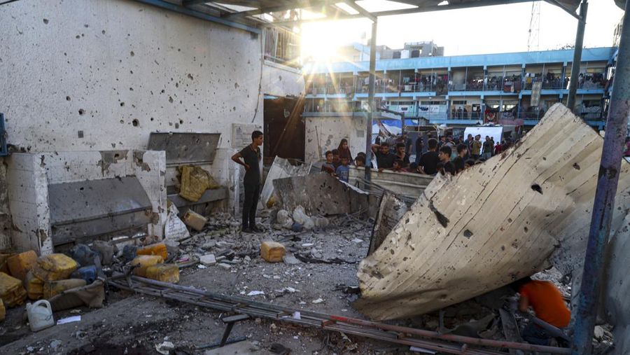 Darah terlihat pasca serangan udara Israel terhadap sekolah milik PBB yang menewaskan puluhan warga Palestina di kamp pengungsi Nusseirat di Jalur Gaza, Sabtu, 6 Juli 2024. (AP Photo/Saher Alghorra)