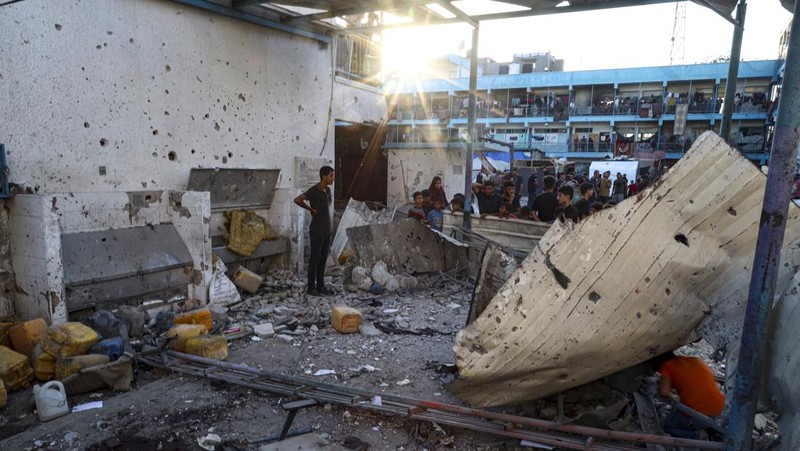 Darah terlihat pasca serangan udara Israel terhadap sekolah milik PBB yang menewaskan puluhan warga Palestina di kamp pengungsi Nusseirat di Jalur Gaza, Sabtu, 6 Juli 2024. (AP Photo/Saher Alghorra)