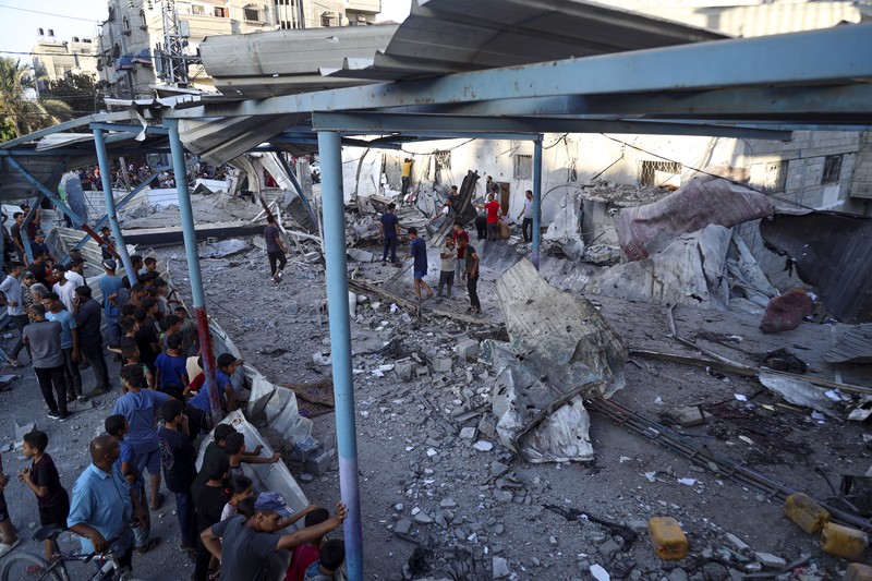 Darah terlihat pasca serangan udara Israel terhadap sekolah milik PBB yang menewaskan puluhan warga Palestina di kamp pengungsi Nusseirat di Jalur Gaza, Sabtu, 6 Juli 2024. (AP Photo/Saher Alghorra)
