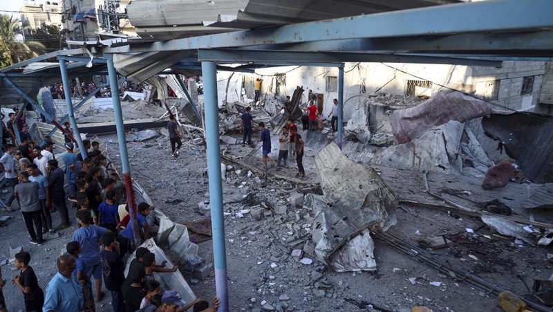 Darah terlihat pasca serangan udara Israel terhadap sekolah milik PBB yang menewaskan puluhan warga Palestina di kamp pengungsi Nusseirat di Jalur Gaza, Sabtu, 6 Juli 2024. (AP Photo/Saher Alghorra)