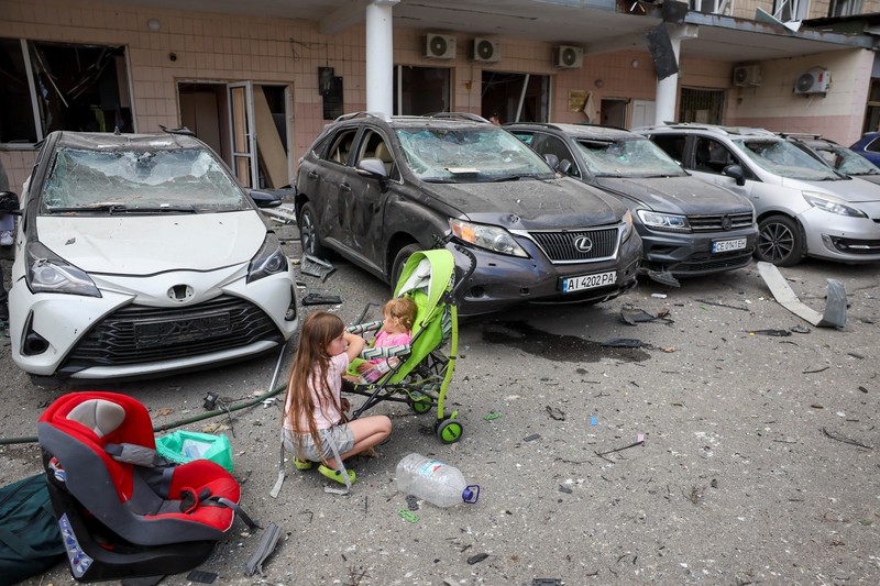 Tim penyelamat bekerja di Rumah Sakit Anak Okhmatdyt yang rusak akibat serangan rudal Rusia, di tengah serangan Rusia ke Ukraina, di Kyiv, Ukraina 8 Juli 2024. (REUTERS/Gleb Garanich)