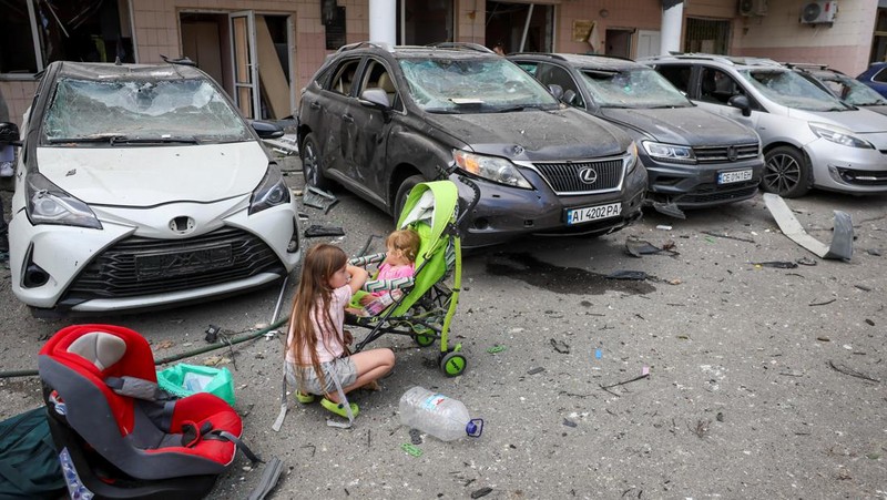 Tim penyelamat bekerja di Rumah Sakit Anak Okhmatdyt yang rusak akibat serangan rudal Rusia, di tengah serangan Rusia ke Ukraina, di Kyiv, Ukraina 8 Juli 2024. (REUTERS/Gleb Garanich)