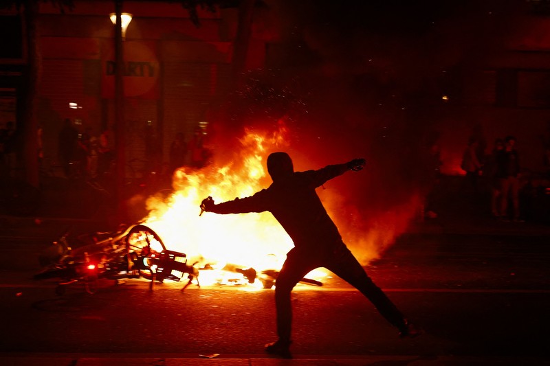 Seorang pengunjuk rasa melemparkan molotov saat bentrokan dengan polisi menyusul hasil parsial pada putaran kedua pemilihan awal parlemen Prancis, di Place de la Republique di Paris, Prancis, Minggu (7/7/2024). (REUTERS/Yara Nardi) Seorang pengunjuk rasa melemparkan molotov saat bentrokan dengan polisi menyusul hasil parsial pada putaran kedua pemilihan awal parlemen Prancis, di Place de la Republique di Paris, Prancis, Minggu (7/7/2024). (REUTERS/Yara Nardi)