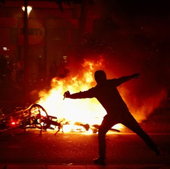 Chaos! Potret Demonstran Vs Polisi Tolak Hasil Pemilu Prancis