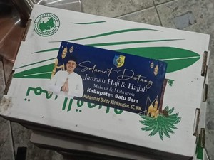 Heboh Jemaah Haji asal Batu Bara Diberi Bingkisan Berstiker Bobby Nasution