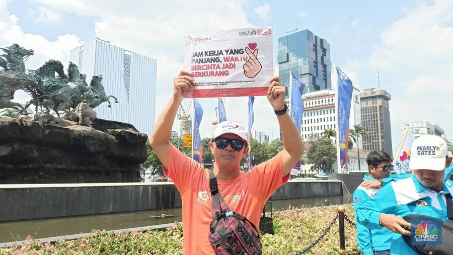 Buruh demo cabut Omnibus Law Cipta Kerja, hapus outsourching dan tolak upah murah di Patung Kuda Arjuna Wijaya, Gambir, Jakarta Pusat, Senin (8/7/2024). (²©²ÊÍøÕ¾/Ferry Sandi)