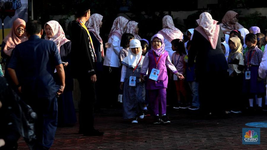 Hari pertama sekolah di SD Negeri 16 Pagi, Jakarta, Senin (8/7/20234). (CNBC Indonesia/Muhammad Sabki)