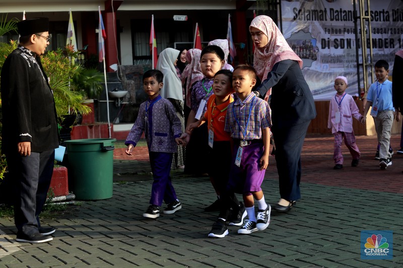 Hari pertama sekolah di SD Negeri 16 Pagi, Jakarta, Senin (8/7/20234). (CNBC Indonesia/Muhammad Sabki)