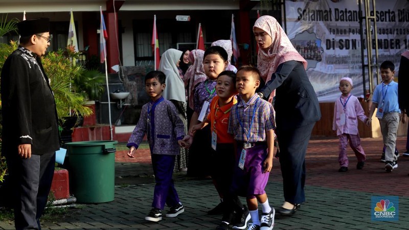 Hari pertama sekolah di SD Negeri 16 Pagi, Jakarta, Senin (8/7/20234). (CNBC Indonesia/Muhammad Sabki)