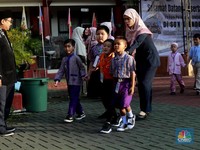 Hari pertama sekolah di SD Negeri 16 Pagi, Jakarta, Senin (8/7/20234). (CNBC Indonesia/Muhammad Sabki)