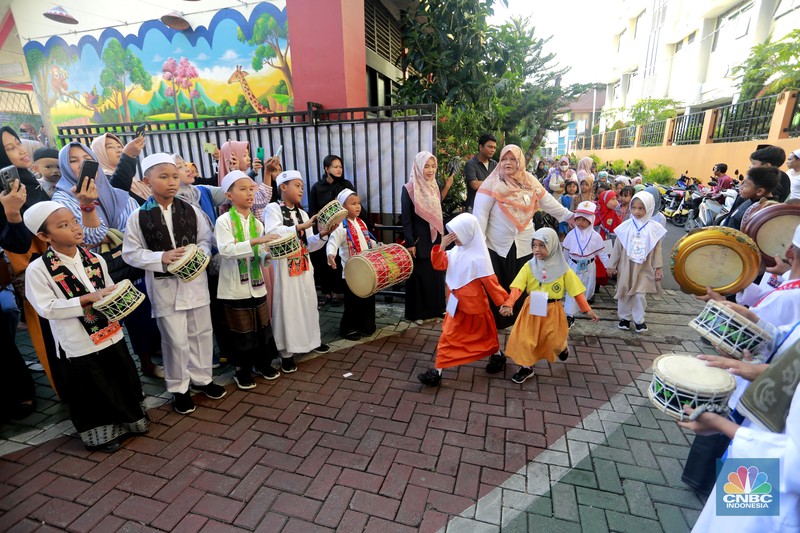 Hari pertama sekolah di SD Negeri 16 Pagi, Jakarta, Senin (8/7/20234). (CNBC Indonesia/Muhammad Sabki)