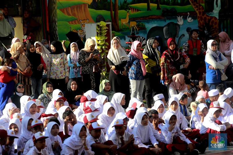 Hari pertama sekolah di SD Negeri 16 Pagi, Jakarta, Senin (8/7/20234). (CNBC Indonesia/Muhammad Sabki)